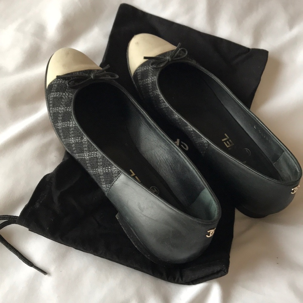 Chanel flats size 38 1/2 fits a size 8